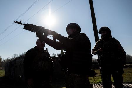 Soldados ucranianos del batallón Donbass, ayer cerca del frente