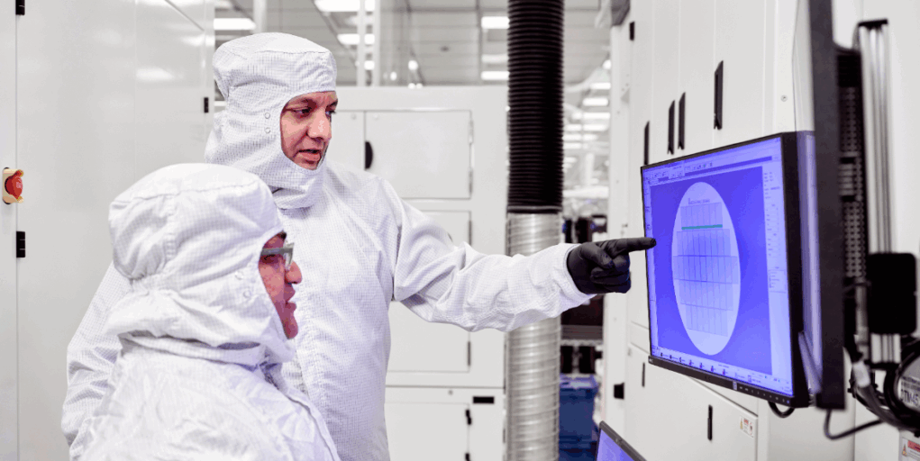 Cientificos trabajando en un laboratorio sobre computación cuántica.