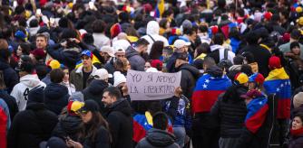 foto ANDREU ESTEBAN 04/01/2026 Concentración de ciudadanos venezolanos en el Arc del Triomf con motivo de la detención de Nicolás Maduro.
