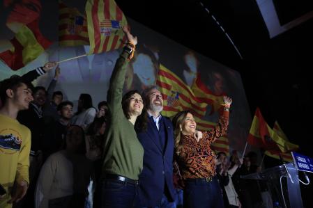 la presidenta de la Comunidad de Madrid, Isabel Díaz Ayuso (c), junto al candidato del PP a la reelección en la Presidencia de Aragón el próximo 8 de febrero, Jorge Azcón (i),&nbsp;