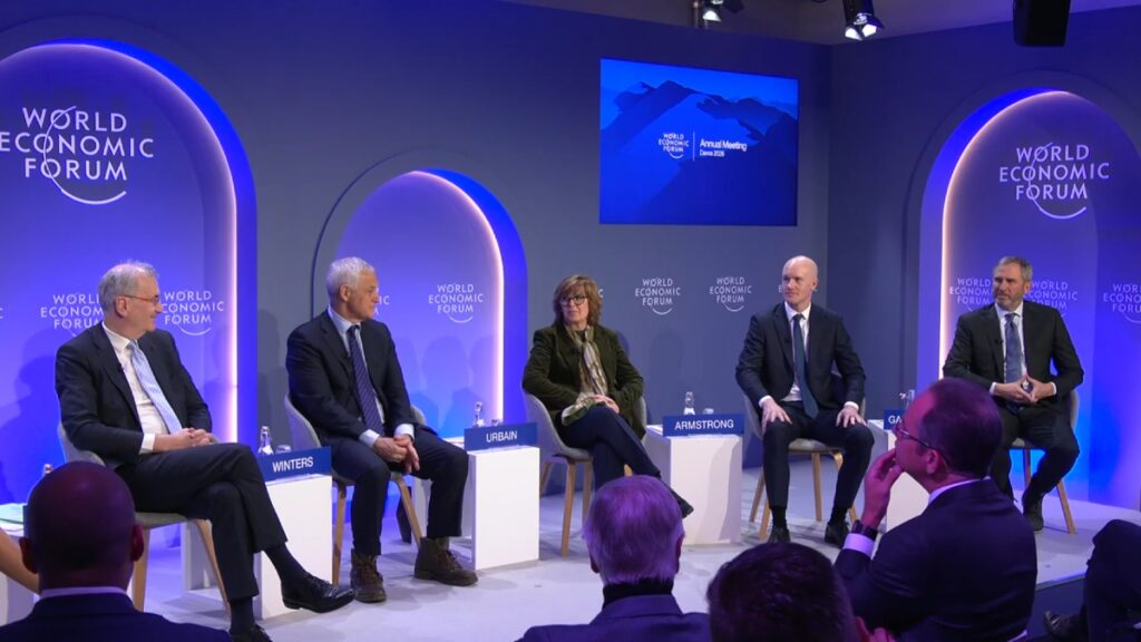 Fotografía de los panelistas en el Foro Económico Mundial de Davos.