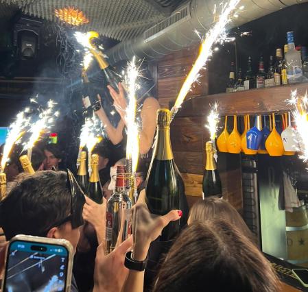 Decenas de velas encendidas iluminan el camino adoquinado, y ahora cortado por la policía, que conduce al bar musical Le Constellation de la pequeña localidad suiza de Crans-Montana en el que 47 personas, según el último balance, fallecieron atrapadas en un incendio que provocó quemaduras en un centenar largo de heridos. El idílico rincón en el corazón de los Alpes se convirtió en escenario de una tragedia en que multitud de jóvenes que celebraban la fiesta de Nochevieja se vieron atrapados en el sótano de un local del que no pudieron escapar. Una ratonera que en cuestión de segundos se llenó de un humo tóxico y llamas que provocaron escenas de terror y caos. A falta del avance en las investigaciones y descartado el atentado intencionado, los testigos situaron el inicio del fuego en las chispas provocadas por un conjunto de bengalas que adornaban varias cocteleras de champán en una de las barras del bar musical.