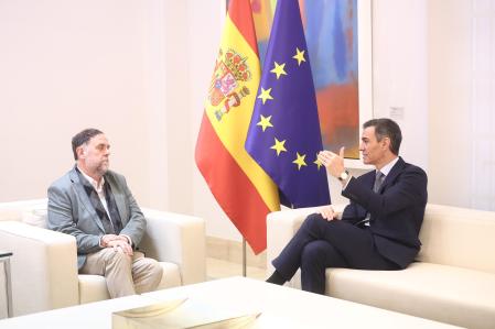 El presidente del Gobierno, Pedro Sánchez, recibe al presidente de Esquerra Republicana de Catalunya (ERC), Oriol Junqueras, en el Palacio de la Moncloa, a 8 de enero de 2026, en Madrid (España). Durante su encuentro ambos abordarán el futuro de la legislatura aunque no está previsto que de este encuentro salga un acuerdo sobre financiación ya que desde Moncloa se considera que este encuentro no es el marco para cerrar el modelo de financiación, a pesar de que ERC ha exigido una financiación singular para Cataluña.