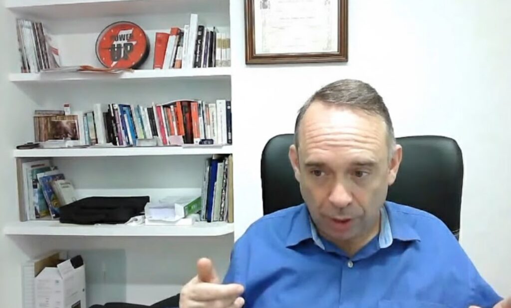 Fotografía del asesor fiscal José Antonio Bravo en una entrevista por videollamada con un fondo blanco.