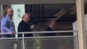 El gesto obsceno de Trump a un trabajador de Ford que le llamó “protector de pedófilos”