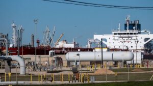 El petróleo cae con fuerza por la menor tensión en Irán y las ventas de crudo venezolano