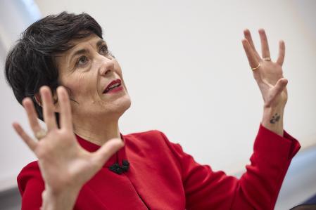 La ministra Elma Saiz, durante la entrevista con 'La Vanguardia'