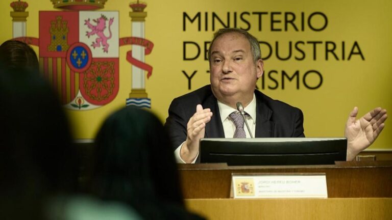 España bate récord con la llegada de 97 millones de turistas extranjeros en 2025