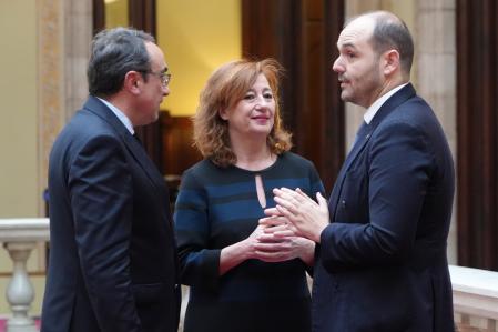 Francina Armengol mantiene una conversación con Albert Dalmau y Josep Rull.