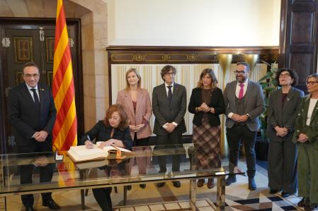 La presidenta del Congreso firma el libro de honor del Parlament.