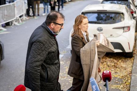 El exasesor Koldo García y su abogada Leticia de la Hoz a su llegada al Tribunal Supremo, a 27 de noviembre de 2025, en Madrid (España). El magistrado del Tribunal Supremo, Leopoldo Puente, ha citado al exministro José Luis Ábalos y al exasesor Koldo García a comparecer hoy para decidir si les envía a prisión, como piden las acusaciones populares lideradas por el PP, de cara al juicio que se celebrará en contra de ambos por presuntas irregularidades en los contratos de mascarillas adjudicados por Transportes durante la pandemia.