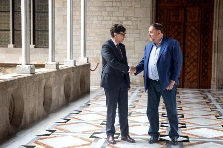 El presidente de la Generalitat de Cataluña, Salvador Illa, recibe al presidente de ERC, Oriol Junqueras, este sábado en Barcelona, en el Palau de la Generalitat.