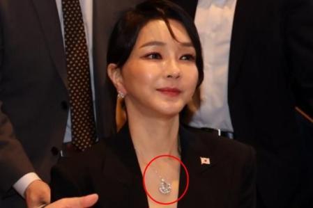 Collar de diamantes Graff -inicialmente descrito genéricamente como “un Van Cleef &amp; Arpels”- que la primera dama coreana, Kim Keon Hee, lució en el hotel Ritz de Madrid el 29 de junio de 2022&nbsp;
