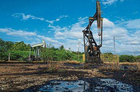 AME1973. CABIMAS (VENEZUELA), 09/03/2022.- Vista externa de un balancín extractor de petroleo, hoy, en Cabimas (Venezuela). La invasión rusa a Ucrania y la crisis energética que está generando han producido un inesperado acercamiento entre los Gobiernos de Estados Unidos y Venezuela, que ha venido acompañado de la liberación de dos estadounidenses presos en el país caribeño y el anuncio del presidente Nicolás Maduro de una reactivación del diálogo con la oposición. El Gobierno venezolano, que había manifestado abiertamente su respaldo a Vladímir Putin en la operación militar iniciada el pasado 24 de febrero, dio un giro a los hechos al admitir el lunes que sostuvo una reunión el pasado fin de semana con una delegación estadounidense de alto nivel, a la que transmitió su voluntad de 