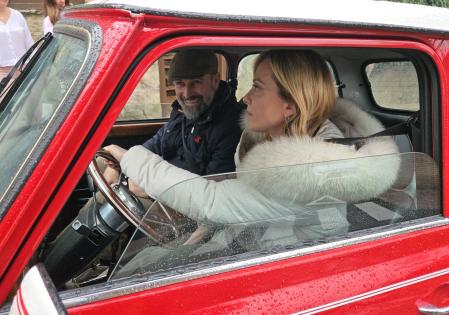 Santiago Abascal y Giorgia Meloni, en el Mini en el que la primera ministra italiana llegó a la residencia del líder de Vox