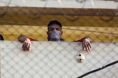 Un recluso observa desde una torre de seguridad en la prisión Renovación 1&nbsp;