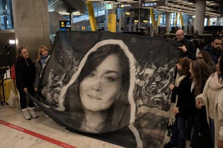Los amigos y familiares esperan en el aeropuerto Madrid-Barajas la llegada a España de la hispanovenezolana Rocío San Miguel,&nbsp;