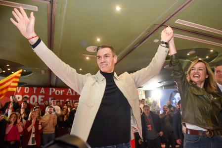 Pedro Sánchez, este domingo en Huesca, junto a la candidata del PSOE a las elecciones en Aragón, la ex ministra Pilar Alegría&nbsp;