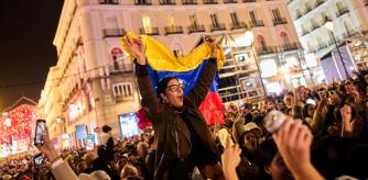 Los venezolanos celebran en Madrid, el sábado 3 de enero de 2026, después de que el presidente de Estados Unidos, Donald Trump, anunciara que el presidente Nicolás Maduro había sido capturado y trasladado fuera de Venezuela.