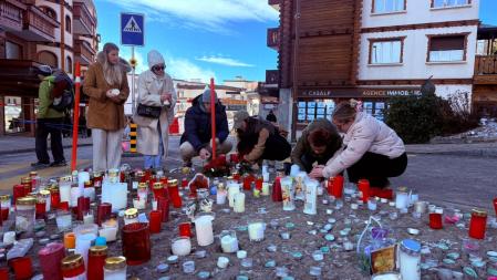 Homenaje floral a las víctimas de la tragedia de la estación de esquí en Suiza