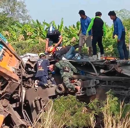 Una grúa se desploma sobre un tren en circulación en Tailandia y deja 25 muertos