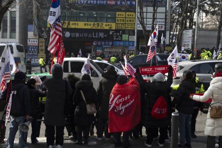 Muy pocos nostálgicos de Yoon Suk Yeol se han movilizado este viernes para prestarle apoyo moral a las puertas del juzgado.&nbsp;