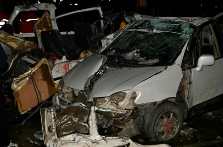 Así quedaron algunos de los vehículos que circulaban por la zona en el momento del accidente 