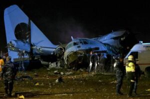 Al menos 20 muertos y 30 heridos en el accidente de un avión militar cargado de billetes en Bolivia