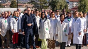 Calabria se aferra a sus médicos cubanos pese a la presión de Trump