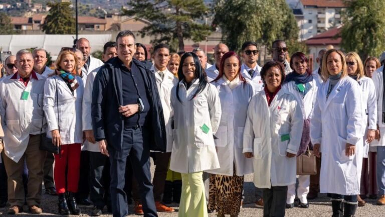 Calabria se aferra a sus médicos cubanos pese a la presión de Trump