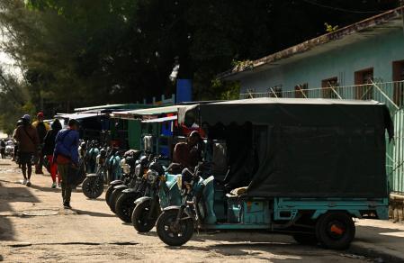 La falta de combustible mantiene a muchos medios de transporte aparcados en las aceras&nbsp;