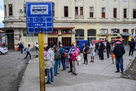 Personas hacen fila en una parada de autobús en La Habana.&nbsp;
