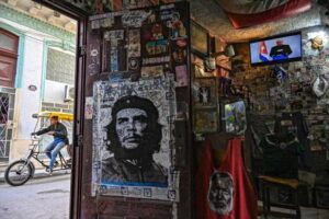 Cuba empieza a cerrar hoteles y reubicar turistas ante el desabastecimiento de combustible