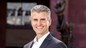 Disney elige a Josh D’Amaro nuevo consejero delegado y sucesor del histórico Bob Iger