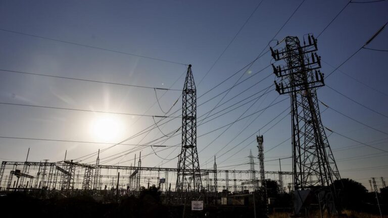 El fin de las borrascas dispara un 500% el precio de la luz, que alcanza los 26,78 euros por MWh