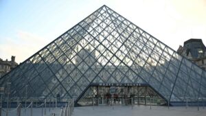El Museo del Louvre cierra varias salas al sufrir daños por una inundación