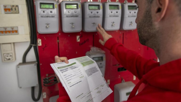 El precio de la luz se dispara: ¿Cuánto se puede ahorrar si tienes una compañía eléctrica de día y otra de noche?