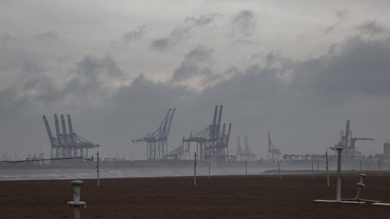 El puerto de València cierra por las condiciones meteorológicas adversas