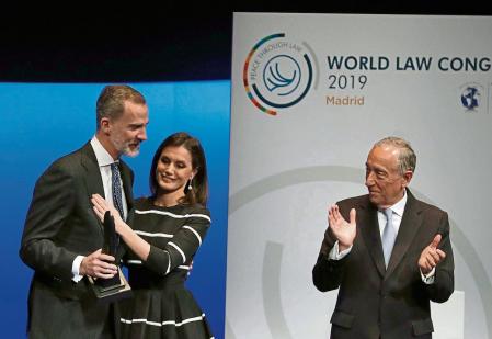 La Reina felicita al Rey, en presidencia del presidente de Portugal, Marcelo Rebelo de Sousa, tras recibir el Premio de la Paz y la Libertad, en un acto celebrado en Madrid, en 2023