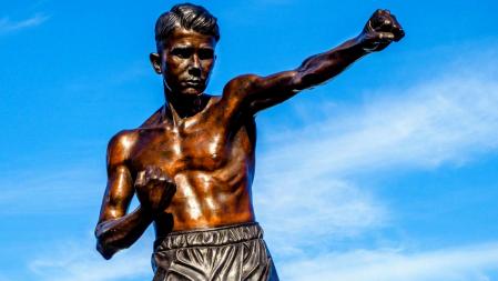 Enmascarados roban la estatua del boxeador británico Teddy Baldock para vender el bronce