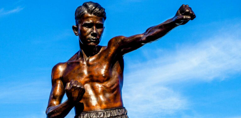 Enmascarados roban la estatua del boxeador británico Teddy Baldock para vender el bronce