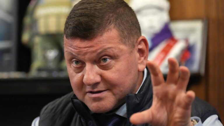 La grieta en Kyiv: Zaluzhnyi rompe su silencio y señala a Zelenski por “intimidación”