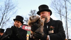 La marmota Phil pronostica seis semanas más de invierno en EE. UU. al ver su sombra