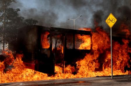 Un autobús incendiado por grupos del crimen organizado en respuesta a un operativo en Jalisco para detener al líder del narcotráfico