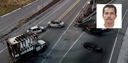 Vehículos quemados en una autopista de Guadalajara, México. En la imagen recuadrada, fotografía de 'El Mencho' (Reuters)