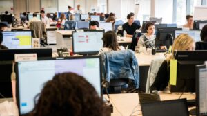 Las empresas grandes suben más los salarios que el resto de compañías