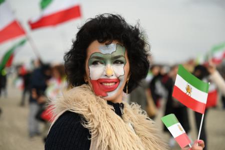 Una mujer iraní exiliada en Alemania pintada con el mapa y colores de Irán