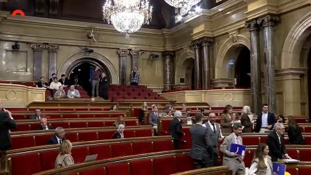 Suspenden unos minutos el pleno del Parlament al caer una lágrima de una lámpara del techo