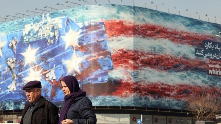 Trump amenaza con aranceles del 25% a países que comercien con Irán