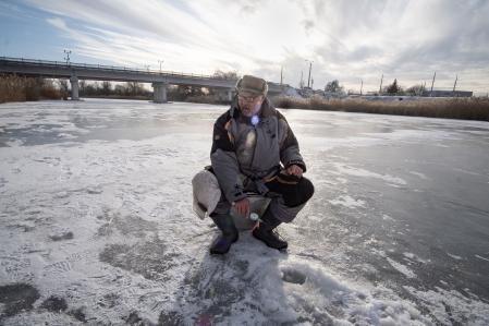 Nikola, un jubilado de 67 años, pesca en el río Kazenyi Torets en Slovianks, ciudad que sufre intentos bombardeos desde hace semanas